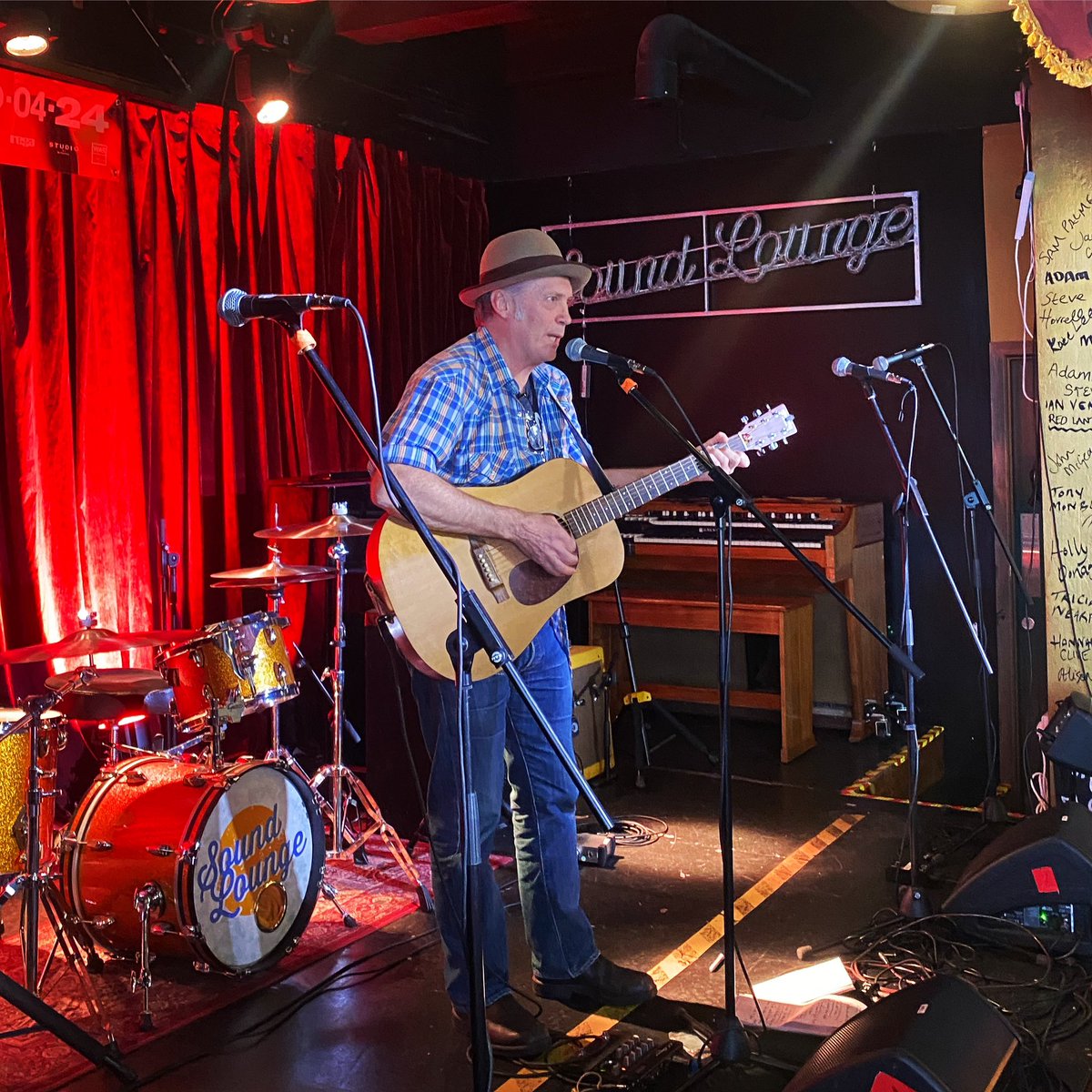 A major treat to see a rare solo show from the great Paul Lush!! Great to see him step into centre stage…The wonderful Siobhan Parr & Rick Batey up next…A very special weekend folks 🔥🙏❤️ @RSDUK #RecordStoreDay