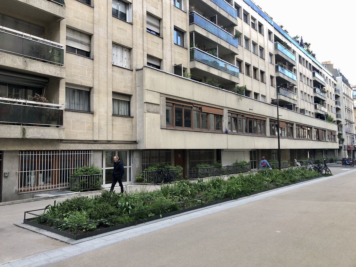 Je me doute que ça paraît dur à croire mais encoure maintenant je tombe sur des nouvelles rues aux écoles par hasard (ici Rue La Caille dans le 18eme)