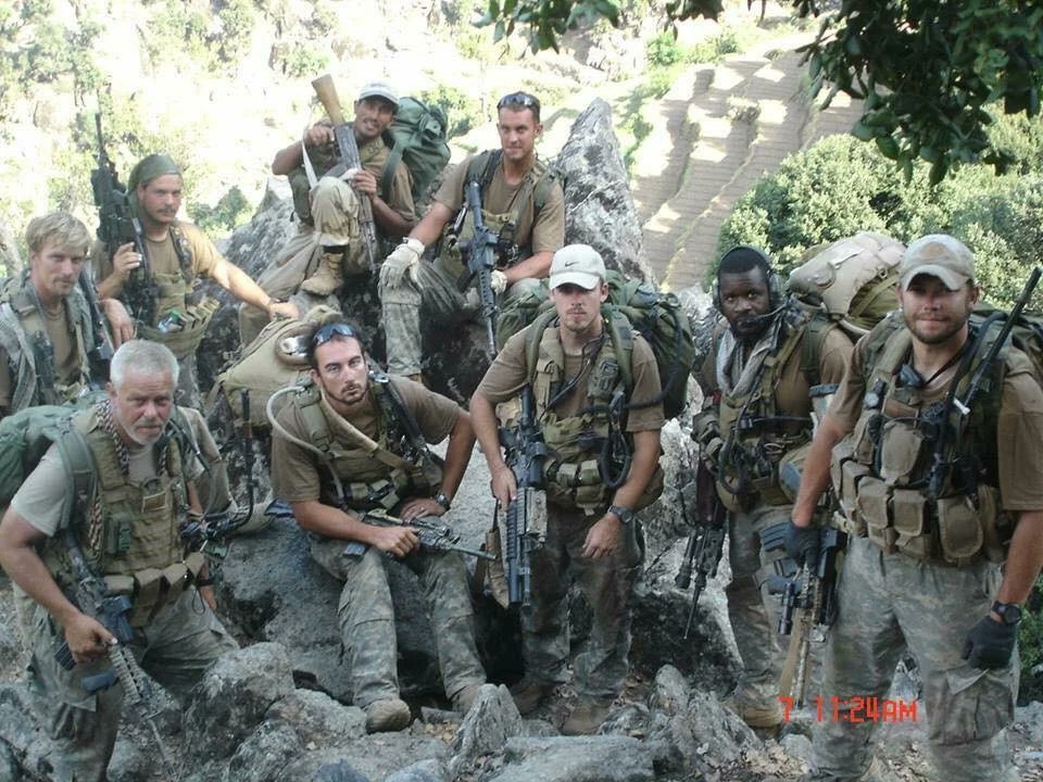 2005, a rescue operation was underway to help extract Marcus Lutrell. Whilst the Rangers ultimately found him, pictured are GB's who assisted the op.

#greenberets #75th #75thrangers #usspecialforces
#sof #sf #rescueoperation #military #usmilitary #SEAL