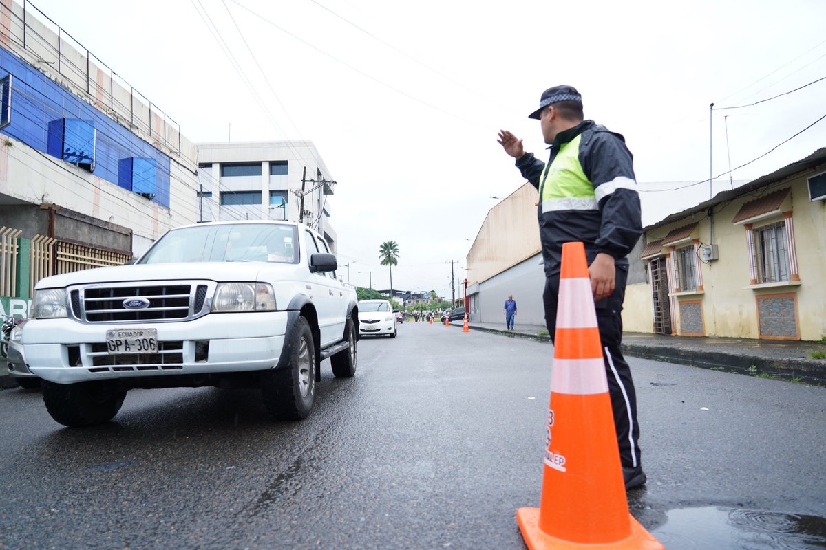 🔈 ¡Contribuimos con la democracia!  🗳️
Agentes Civiles de Tránsito 👮‍♂️🤦🏻‍♂️se mantienen desplegados en los diversos recintos electorales de la zona urbana y rural de #Babahoyo, para así garantizar una #MovilidadCiudadanaResponsable durante los comicios del #ReferéndumYConsulta2024.