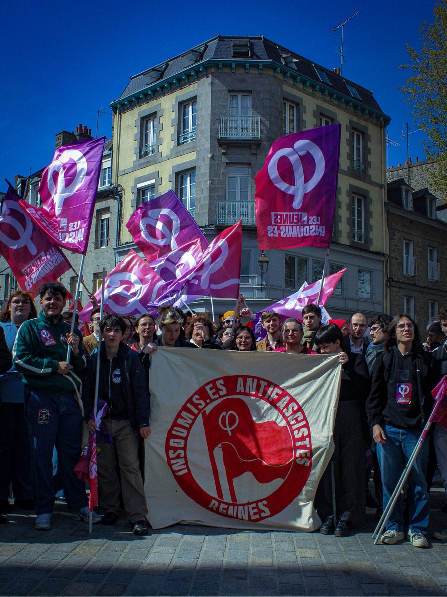 JFIRennes's tweet photo. Nous étions des milliers venu•es de tout l'ouest dans les rues de Saint-Brieuc cet après-midi pour manifester contre l'extrême-droite et pour la justice sociale !

La France Insoumise très mobilisée avec ses candidat•es, ses parlementaires et ses militant•es !

#antifa https://t.co/q5GkpkO4Ee