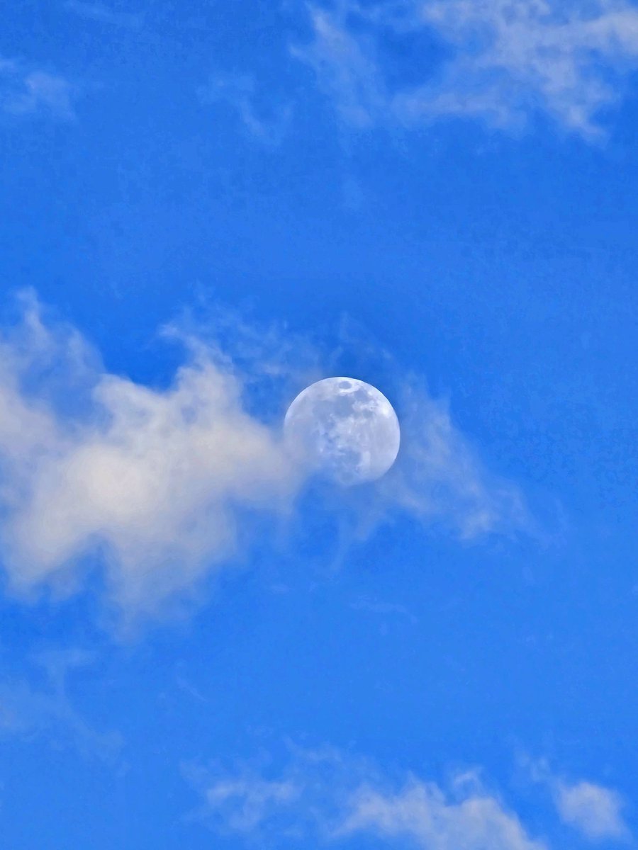 maribe11a's tweet photo. hello moon 🌜🌚🌛 #skyjournal 🌬 https://t.co/Uy0eX8DEXl
