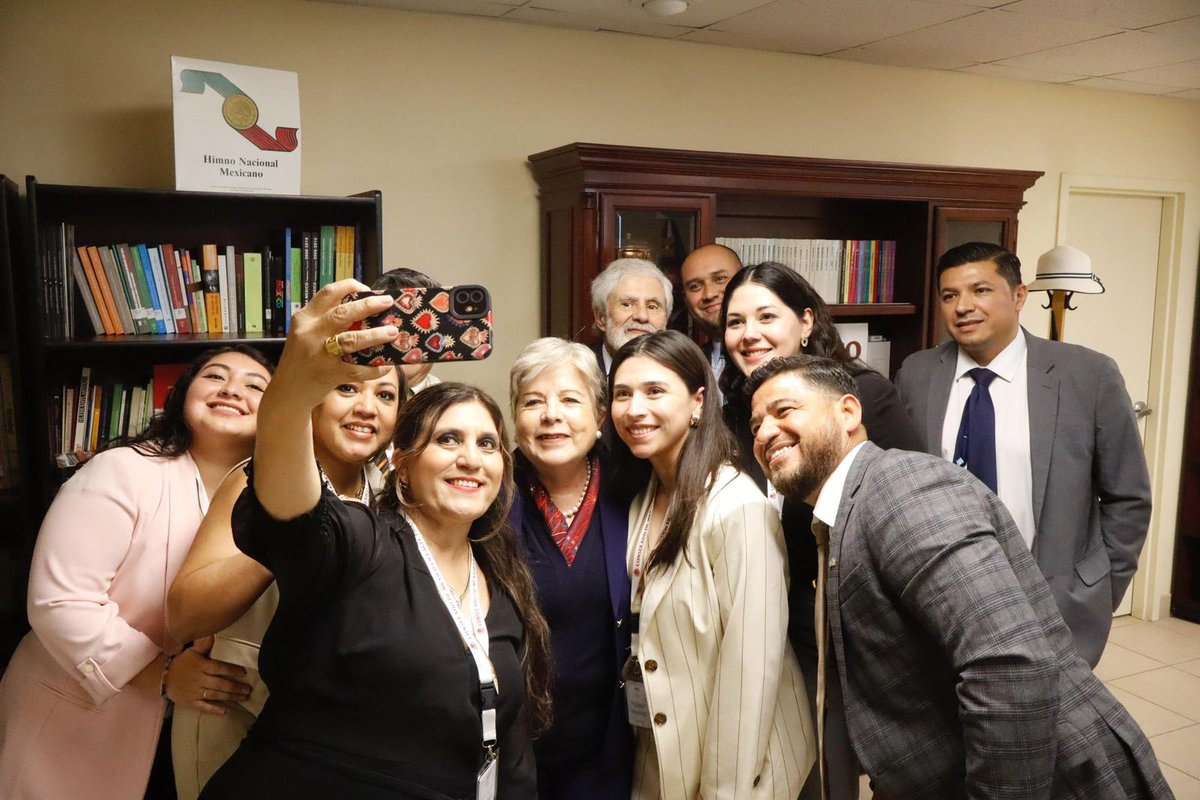 “Hacer comunidad”, es una frase verdaderamente significativa para quienes se encuentran lejos de su patria. Gracias a nuestra Cónsul en #EaglePass, @vivianjuarezm, por el incansable trabajo que lidera desde el @ConsulMexEag en favor de nuestra comunidad. ¡Extraordinaria visita!