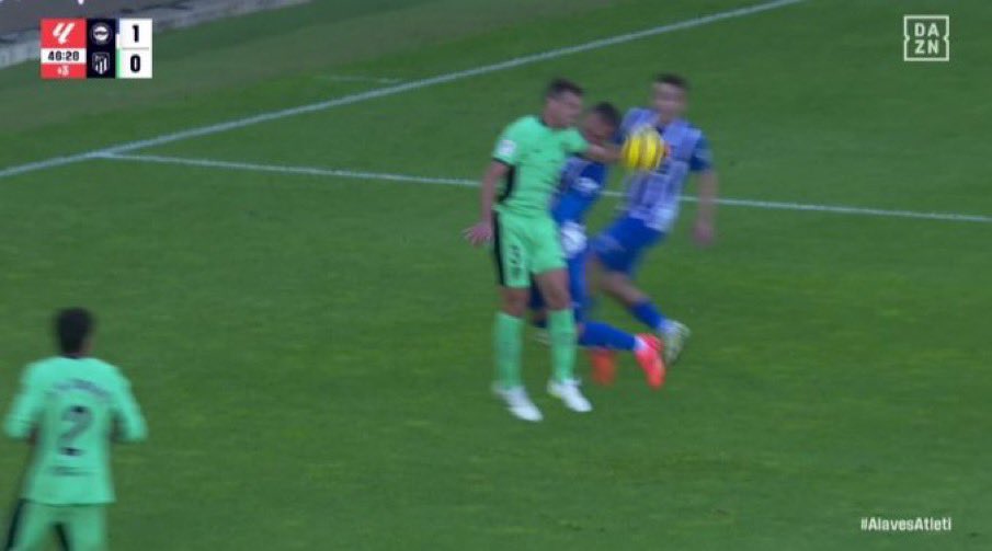 KarlosPikeras's tweet photo. Acaban de anular un penalti al @Alaves por una mano de un jugador del @Atleti exactamente “igual” que el de la semana pasada de Yuri, para algunos si,para otros no…Liga adulterada 🤬🤬🤬 https://t.co/Mv0uTU6DPt