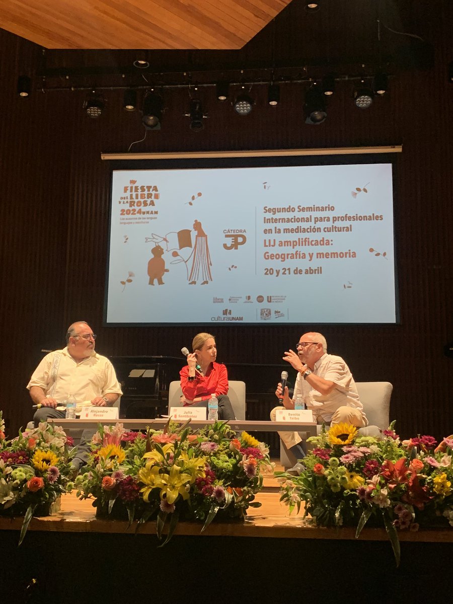 En la #FiestaLibroyRosa 📕🌷 @arr1910 @benistofeles y @JSantibanez00 reflexionan sobre la materialidad, esencia, uso y la falta de respeto que se le debe tener al libro 📖 Segundo Seminario Internacional para profesionales en la mediación de la lectura #CátedraPacheco