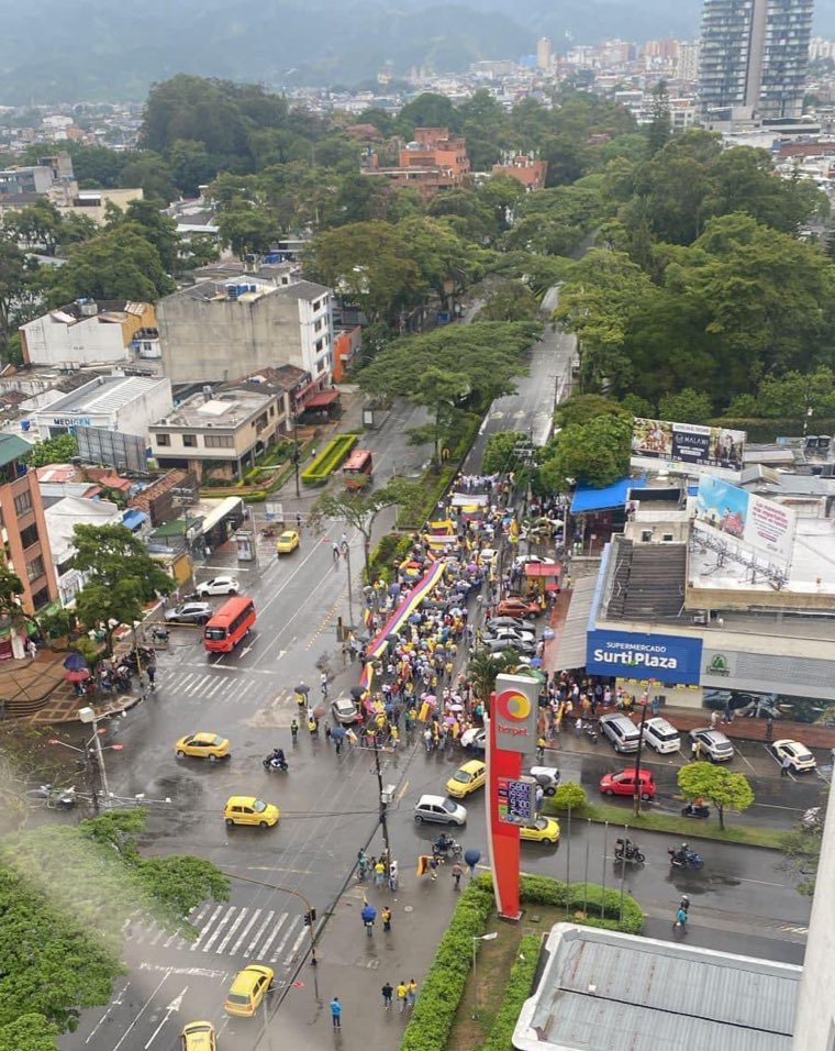 elmestizojuan's tweet photo. Resumen de las marchas:

1. Fracasaron.

2. Salieron los mismos, los que votaron por Rodolfo Hernández.

3. El "centro" y el @PartidoVerdeCoL se declararon uribistas oficialmente.

4. El uribismo está desesperado y por eso ya está en campaña.

5. No hubo muertos ni heridos. https://t.co/8CoAsgCfKT