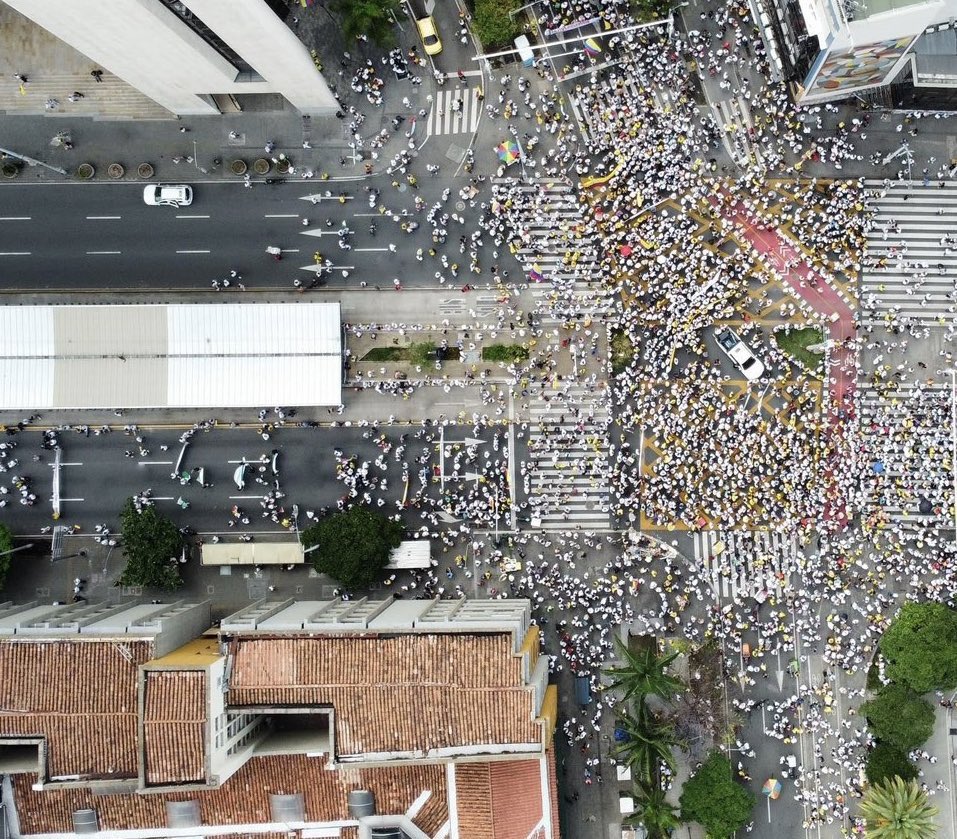 elmestizojuan's tweet photo. Resumen de las marchas:

1. Fracasaron.

2. Salieron los mismos, los que votaron por Rodolfo Hernández.

3. El "centro" y el @PartidoVerdeCoL se declararon uribistas oficialmente.

4. El uribismo está desesperado y por eso ya está en campaña.

5. No hubo muertos ni heridos. https://t.co/8CoAsgCfKT