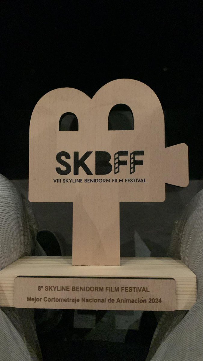¡Pero qué contentxs estamos! TO BIRD OR NOT TO BIRD ha ganado en el @skylinefilmfest el premio a mejor cortometraje de animación nacional. Qué orgullo. Qué felicidad. Gracias a todo el equipo, al festival y a nuestro querido @josebaberistain por recogerlo 🐦❤️