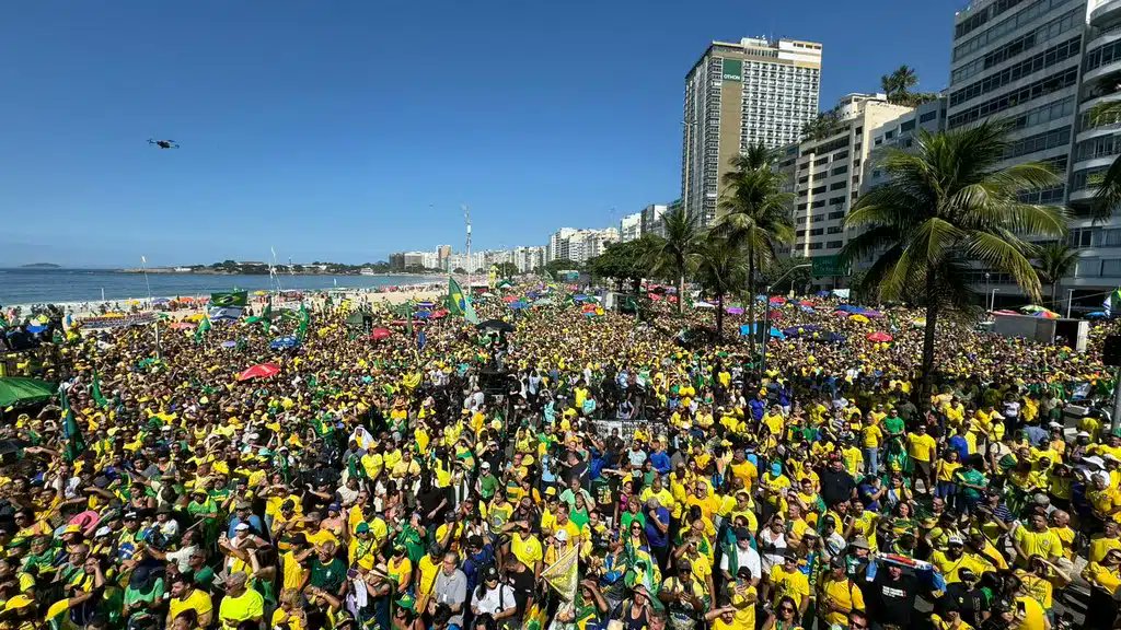 EmslhpDigital's tweet photo. Praia de Copacabana, Rio de Janeiro,cidadãos se reuniram para manifestar seu apoio à luta pela manutenção do Estado Democrático de Direito no país https://t.co/Rgt6XV2xtd