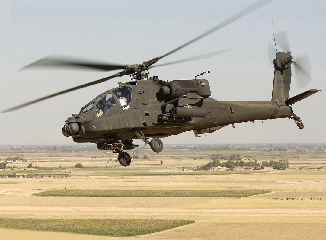 Irak, Speicher İleri Harekât Üssü'nde konuşlu 1. Tabur, 101. Havacılık Alayı'ndan bir AH-64D Apache Longbow helikopteri. 5 Aralık 2005.