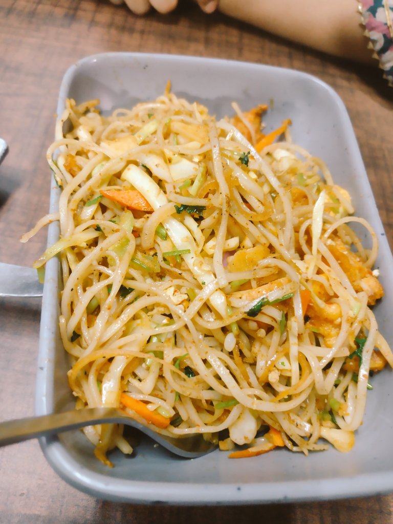 DailyFood2126's tweet photo. Evening stroll with wifey turned into a debate: 'Less street food, more liquid diets!' But guess where we ended up? At our local haunt devouring Chicken Manchurian & noodles! #HealthyEatingGoals #FailedMission #LiquidDietWho #FoodieBeauty
Cost 300/- INR https://t.co/k0knjIHjO0