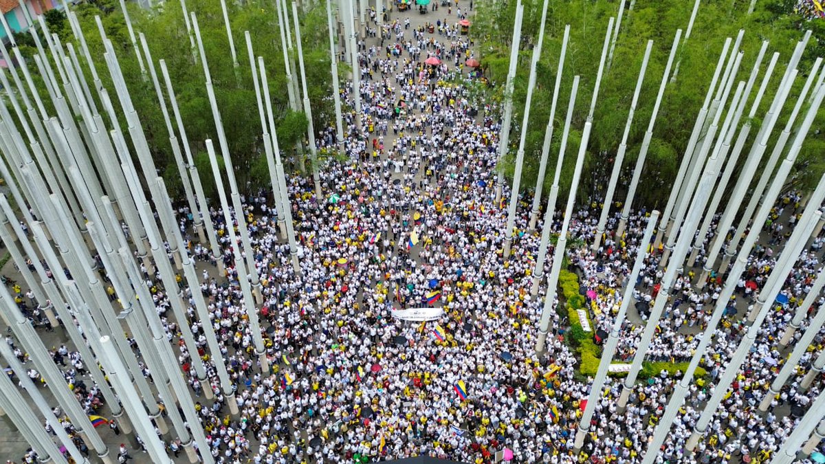 elcolombiano's tweet photo. Cientos de personas en #Medellín y en #Colombia participaron en la denominada “Marcha de las batas blancas” en la que manifestaron su inconformidad con respecto al gobierno del presidente Gustavo Petro ⬇️ https://t.co/75JuVqluQH