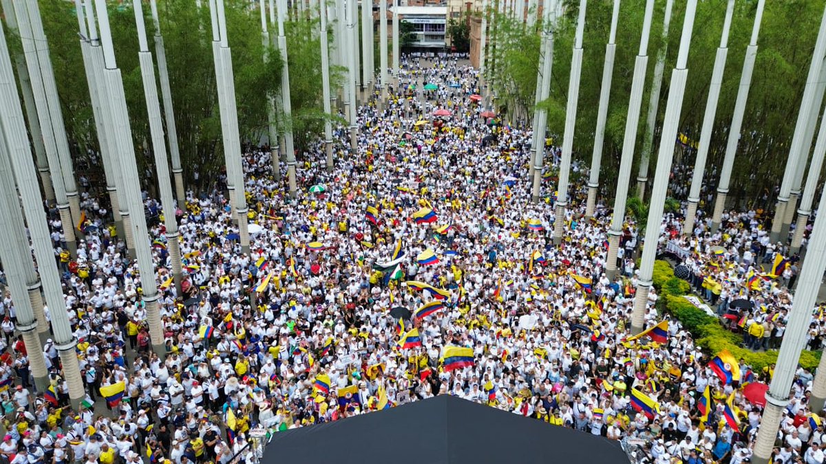 elcolombiano's tweet photo. Cientos de personas en #Medellín y en #Colombia participaron en la denominada “Marcha de las batas blancas” en la que manifestaron su inconformidad con respecto al gobierno del presidente Gustavo Petro ⬇️ https://t.co/75JuVqluQH