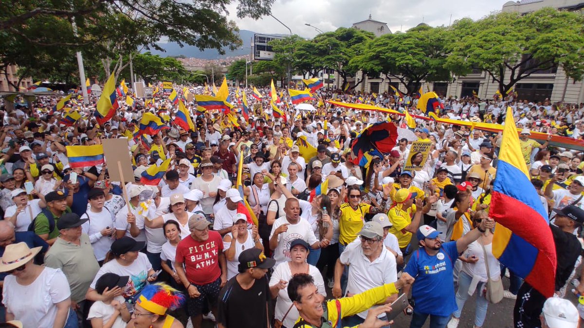 elcolombiano's tweet photo. Cientos de personas en #Medellín y en #Colombia participaron en la denominada “Marcha de las batas blancas” en la que manifestaron su inconformidad con respecto al gobierno del presidente Gustavo Petro ⬇️ https://t.co/75JuVqluQH