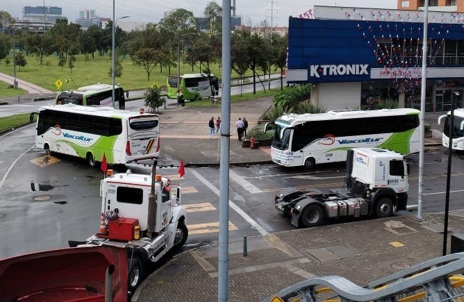 Urisisbenizadi's tweet photo. Que curioso que todos esos buses salgan de Ciudad Salitre, mismo sector donde opera el hospital más grande de SANITAS… qué curioso… 

#MarchaDelCinismo
#Marcha21Abril 
#MarchaCorruptoTraqueta https://t.co/ICtr8zhM8K