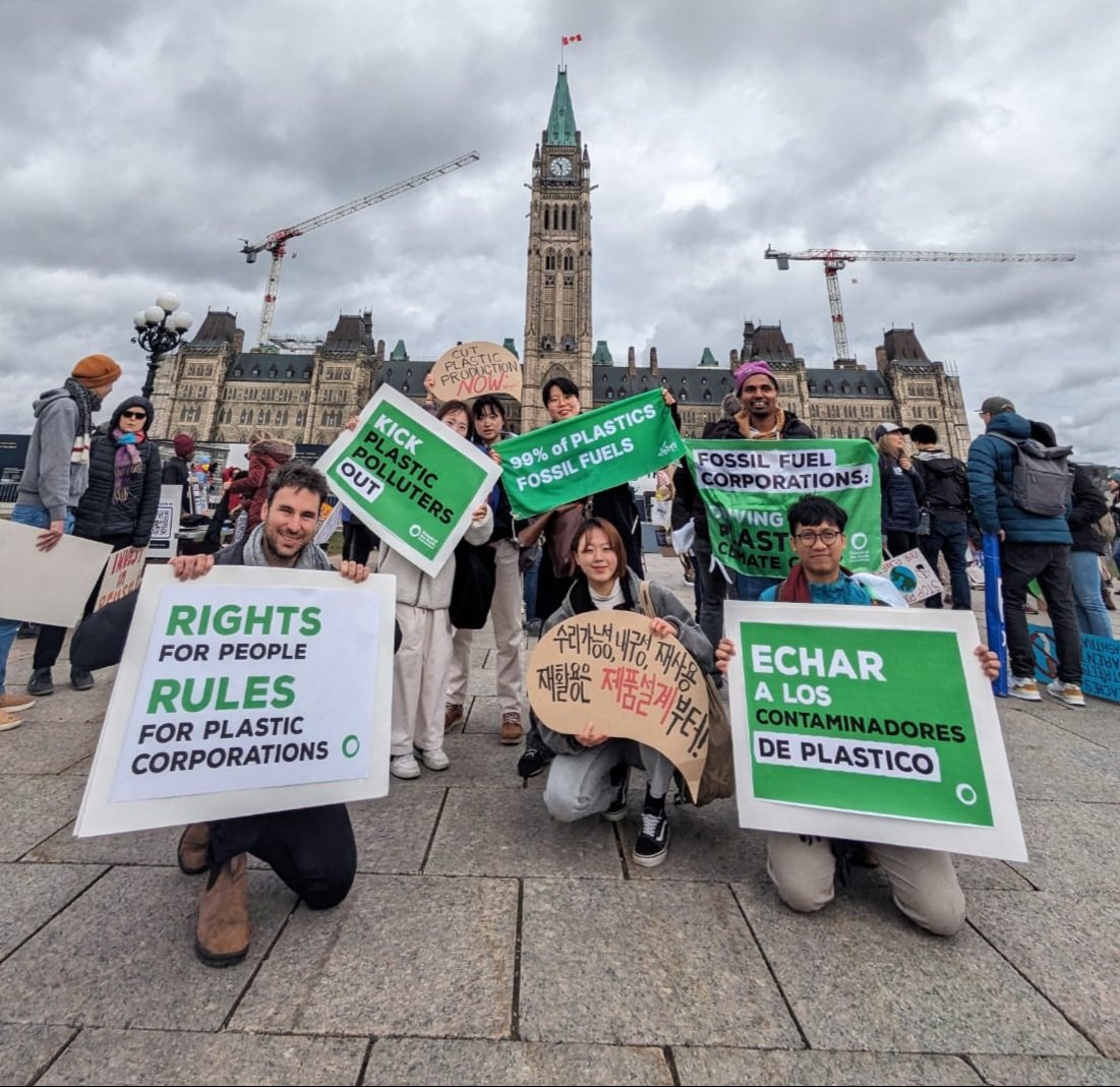 🚨 Ahead of the #PlasticsTreaty negotiations in Ottawa, Canada this week, we're taking to the streets to demand a just Treaty for people and planet free from corporate influence ✊️