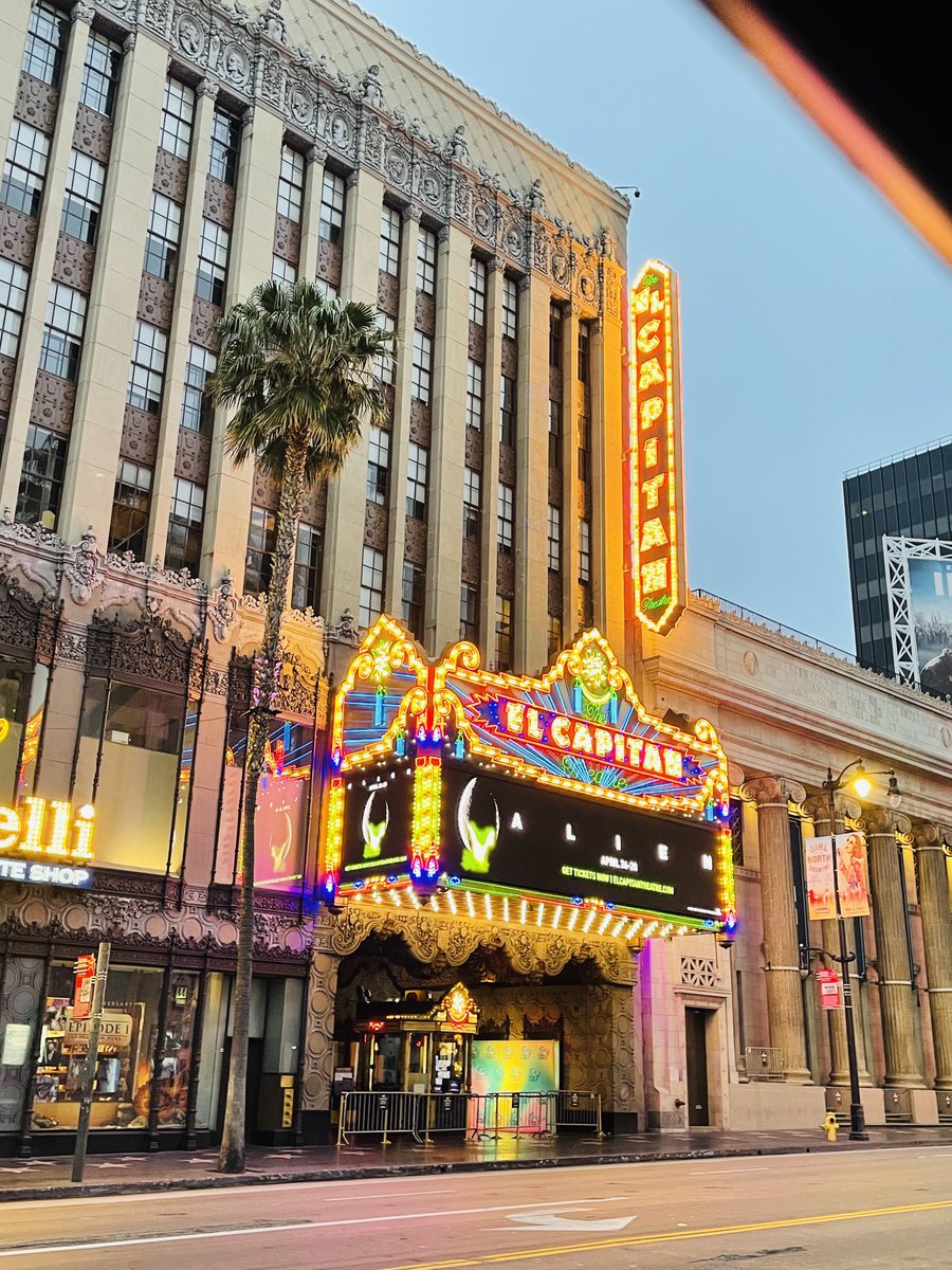 The iconic El Capitan Theatre at 6am. Back in the day, the manager would allow amateurs from the audience to get on stage to sing, dance and perform magic tricks prior to the start of the movie. #LosAngelesArchitecture