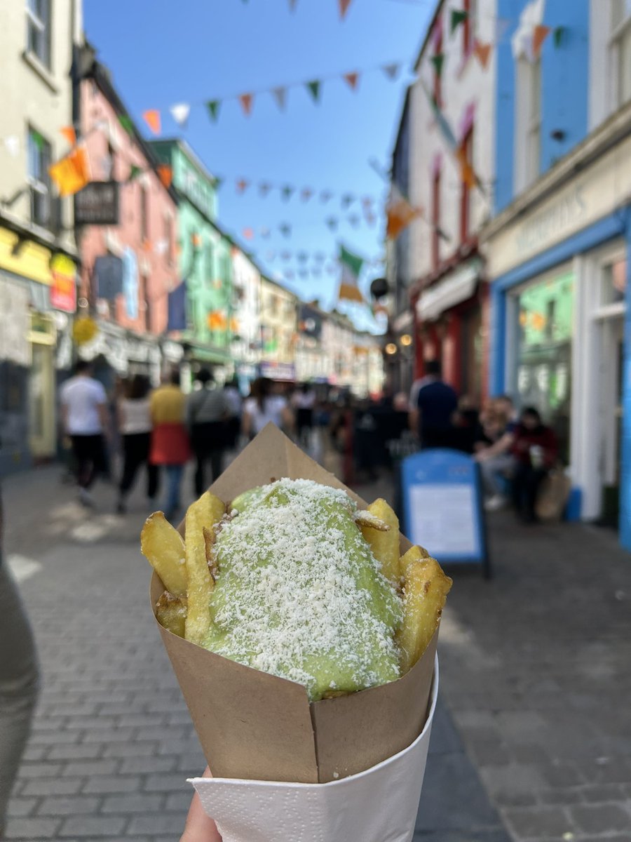 Enjoying Prátaí in the summer sun in #Galway . Served with @DrummondHGarlic and Parmesan 👌🏻
#IrishFood #sundayvibes