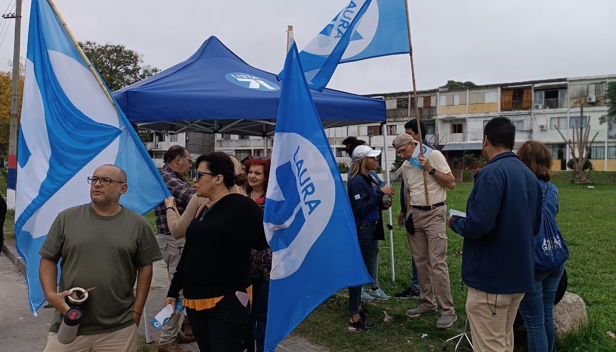 gloriasaravista's tweet photo. ¡En la histórica esquina de la @lista71 de Ciudad Azul e Hipólito Yrigoyen de nuestro querido barrio Malvín Norte, gran militancia, compromiso y entusiasmo! https://t.co/z6lta01ckl