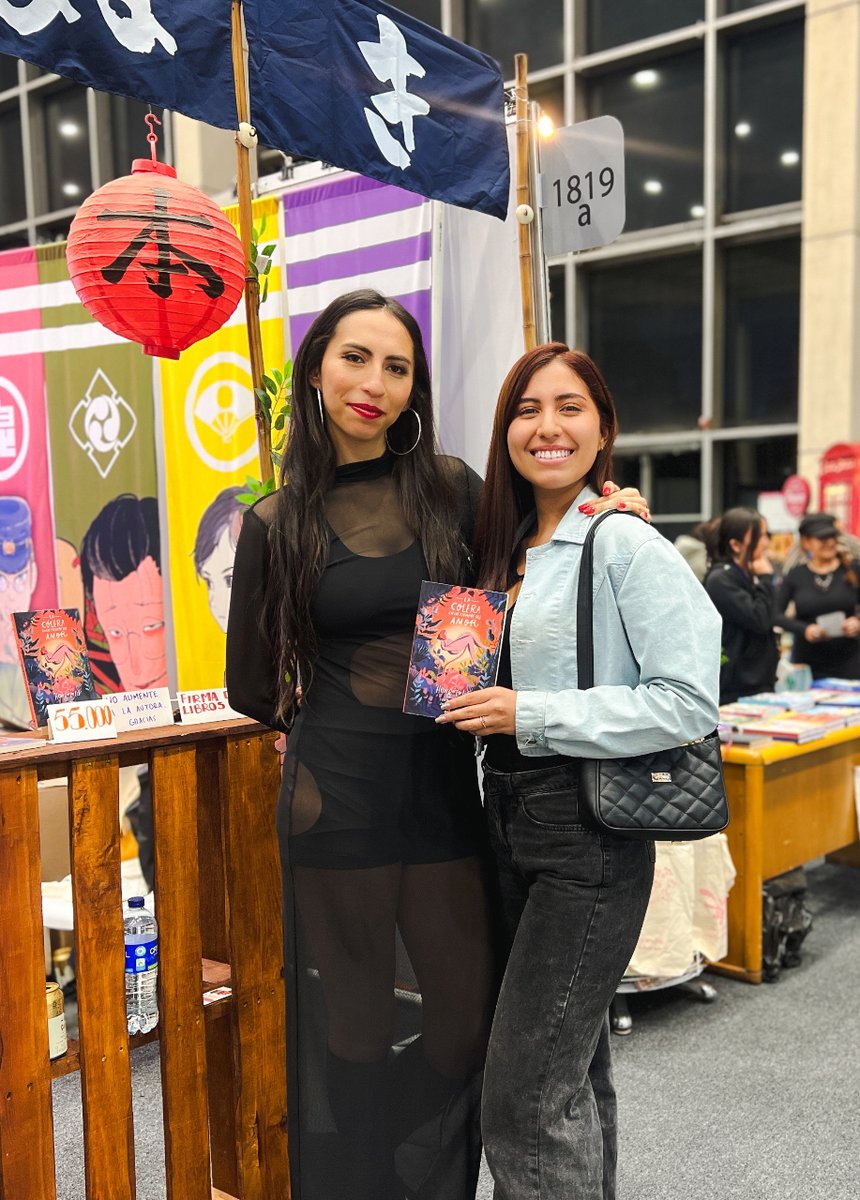 tanuki_libros's tweet photo. Qué buena tarde pasamos en la #Filbo2024 con @Hongopolis! Nuevos lectores y lectores de la casa intercambiaron canciones de tusa, vieron el borrador de 'La Cólera en los tiempos del amor' y se firmaron y dedicaron muchos ejemplares ¡Fue una jornada llena de risas! https://t.co/dnXeZTQwFm