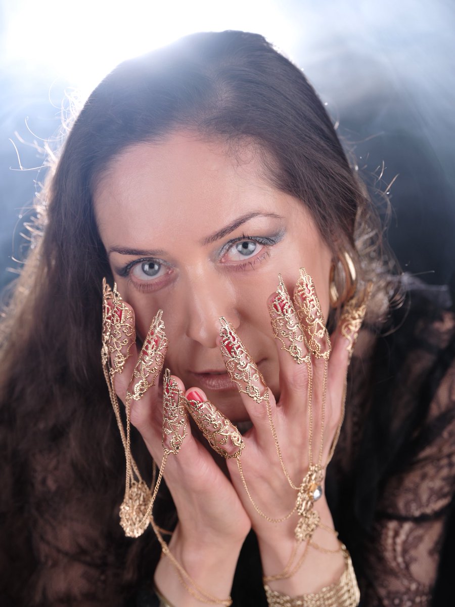 Her eyes are pure stars, and her fingers, if they touch you, freeze you to the bone.

Virginia Woolf

#quoteoftheday #portraitoftheday #professionalphotography #bnwphotography #simonalisa #styleoftheday #simonalisastyle 

📷 drfoto.at
