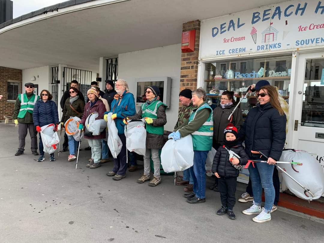 A great turn out for this morning's Deal Pier Beach Clean, despite frrrrreezing cold and a howling gale. Lots of litter collected. Thanks to Vicki, Sonja, Lucy, John & Charles for helping to organise. @DoverDC @sandowncastle1 #pickdealclean