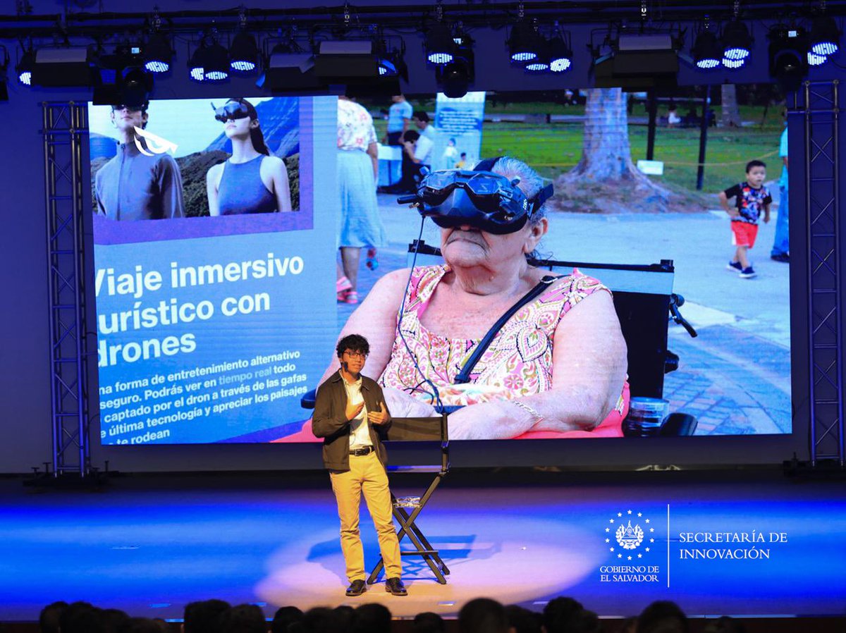 Innovacion_SV's tweet photo. #InnovaTech24 |  Roberto Carlos Gil de New Eyes Media nos desafía a “Ver más allá de lo evidente” en su charla 🌎👀 ¡Descubrimos cómo la visión puede transformar nuestra percepción del mundo! https://t.co/BCf9zsDGRi