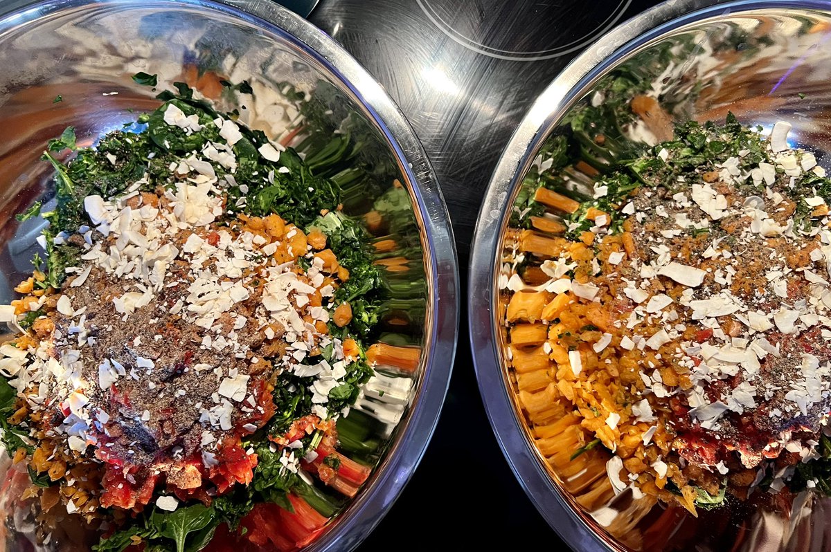 🐶Dog Food Prep Sunday:

Spinach, red bell pepper, & carrots. Flax & chia seeds on top. Large pinch of flaked coconut. I’ll add brown rice & turkey next & mash it all up & then bake loaves. I add fruit puree once heated, usually berries w/ an orange & some ginger & turmeric.🐶🦴