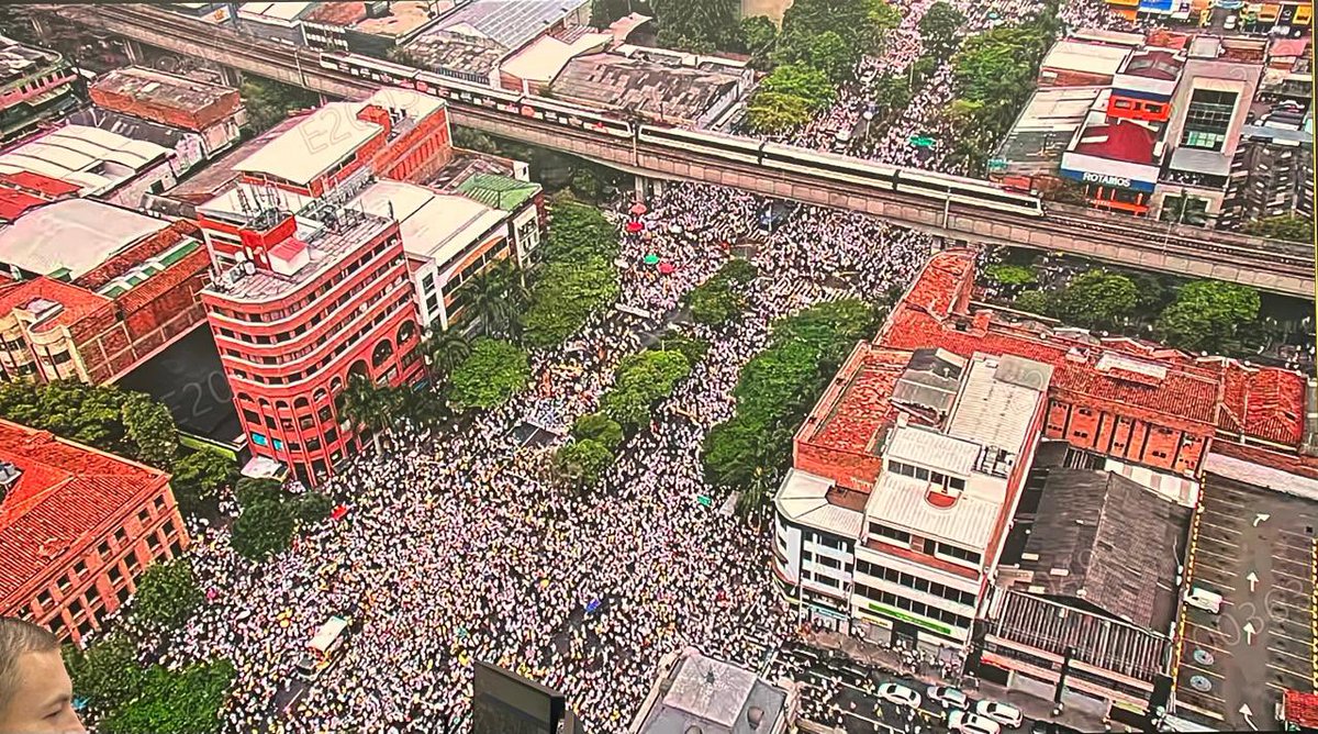 FicoGutierrez's tweet photo. Como Alcalde de Medellín doy un balance preliminar de las marchas. 
Destaco el comportamiento absolutamente pacífico de quienes marchan a esta hora por las calles de la ciudad. 
Son cientos de miles de personas en las calles a esta hora. 
Es impresionante. Histórica asistencia. 
Desde las marchas en contra de las Farc y en contra del secuestro, no salían tantas personas a las calles. 
Han salido desde tres puntos de encuentro y se congregan todos en la Plaza de las Luces. 
Nuestra responsabilidad como gobernantes y ciudadanos es cuidar y garantizar la Democracia 🇨🇴.
Desde el PMU se hace monitoreo permanente.