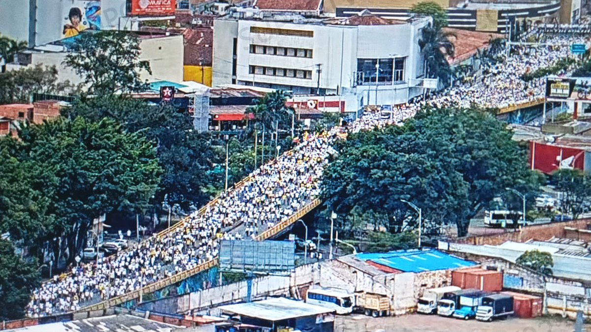 FicoGutierrez's tweet photo. Como Alcalde de Medellín doy un balance preliminar de las marchas. 
Destaco el comportamiento absolutamente pacífico de quienes marchan a esta hora por las calles de la ciudad. 
Son cientos de miles de personas en las calles a esta hora. 
Es impresionante. Histórica asistencia. 
Desde las marchas en contra de las Farc y en contra del secuestro, no salían tantas personas a las calles. 
Han salido desde tres puntos de encuentro y se congregan todos en la Plaza de las Luces. 
Nuestra responsabilidad como gobernantes y ciudadanos es cuidar y garantizar la Democracia 🇨🇴.
Desde el PMU se hace monitoreo permanente.