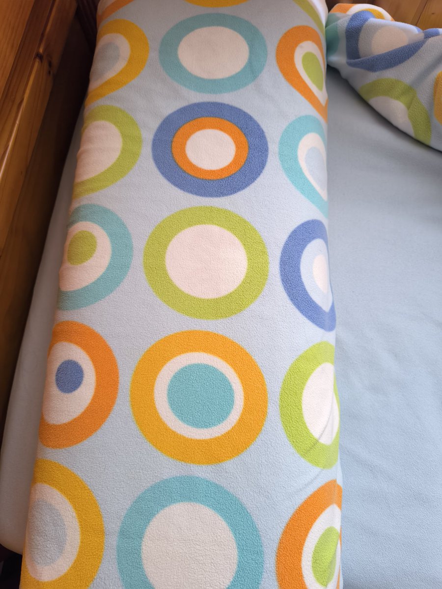 Josedidgeo's tweet photo. Esta funda de la almohada está llena de círculos y circunferencias 😴 #geometriaplanauma #didgeometria3E https://t.co/oc6GXuBxpx