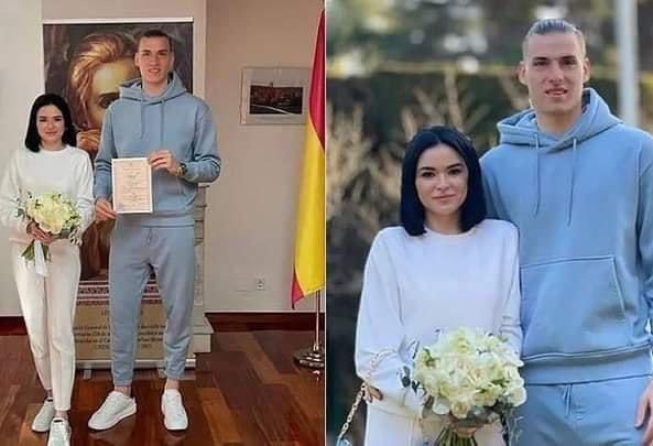 People were surprised by how Lunin's reaction after the victory over City was very normal, without emotion, even though he saved two penalty kicks and was the reason for qualifying. - Lunin on his wedding day wearing a hoodie: