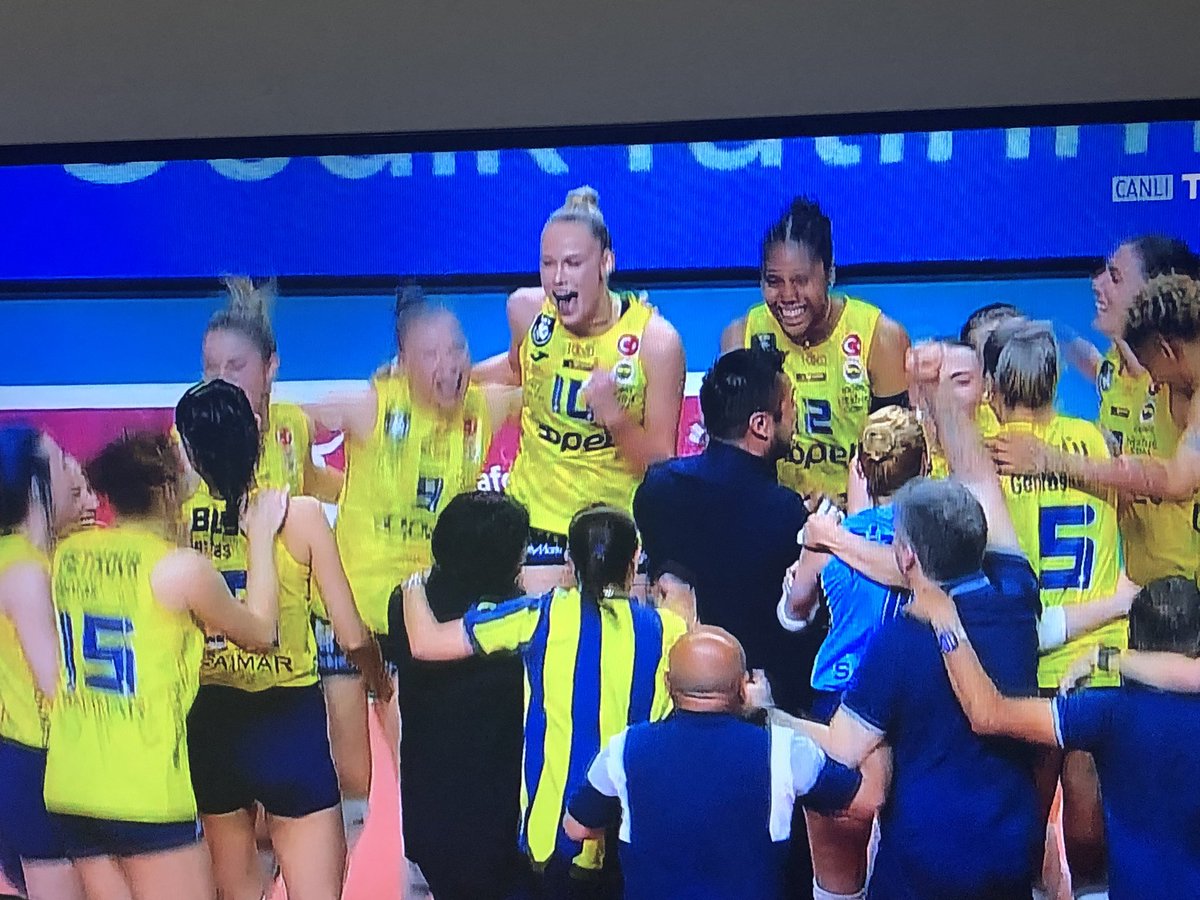 kcmnFenerli's tweet image. ŞAMPİYONNNNN #SariMelekler 
@fbvoleybol 💙💛🌿🧿

Türkiye’nin %30’u için %70’ini yasa boğan canlar 🌼