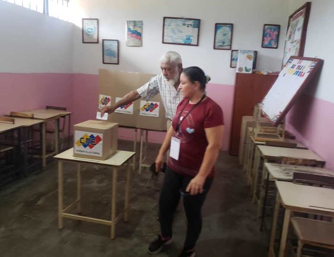 Con disciplina y civismo habitantes del Sector el Puente, parroquia Manuel Palacio Fajardo, acuden a ejercer su derecho al voto para elegir el proyecto comunal.  
#PoderPopularEnVanguardia  
#ConsultaPopular 
#ComunaONada

<a href="/NicolasMaduro/">Nicolás Maduro</a>
<a href="/GuyVernaez/">Guy Vernáez Hernández</a>
<a href="/EulaliaTabares/">Eulalia Tabares</a>