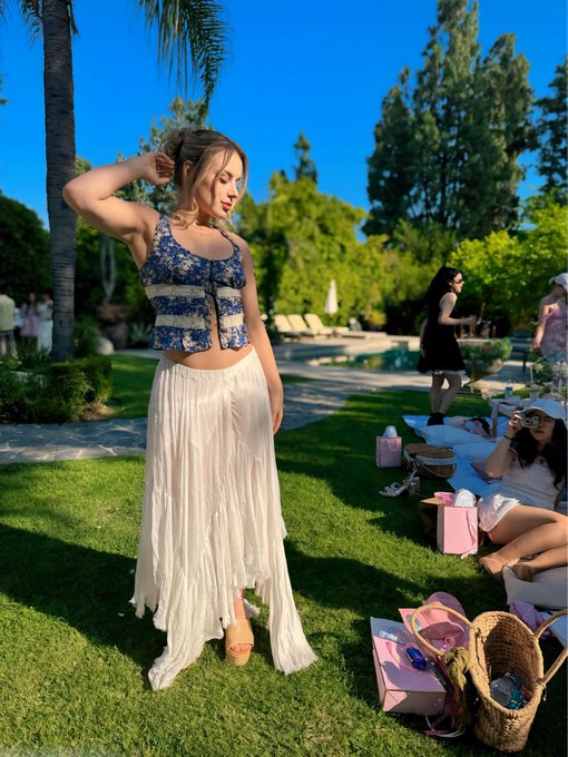 1 pic. High Tea by @adriaxxrae ???

Celebrated 420 with the most beautiful women yesterday ? Thank you