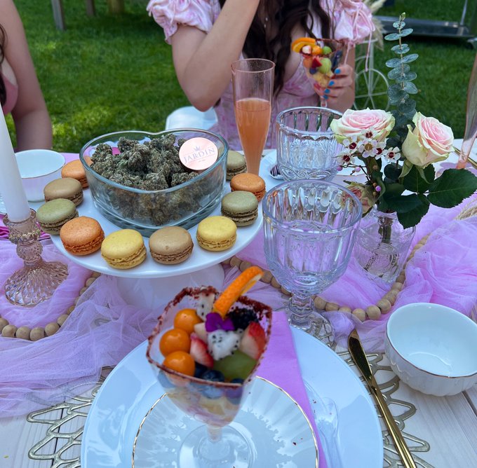 3 pic. High Tea by @adriaxxrae ???

Celebrated 420 with the most beautiful women yesterday ? Thank you