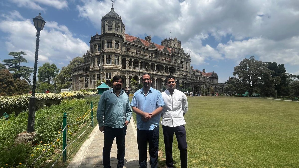 El Sr. Ibrajim Bukele visitó el Teleférico de Shimla-Jakhu, quedando impresionado por las notables capacidades tecnológicas de 🇮🇳 para establecer tal maravilla en paisajes montañosos desafiantes. También disfrutó de un paseo escénico.