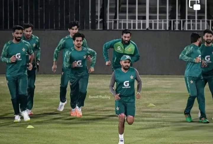 New Zealand beat pak by 7 wickets 
Main reason of our failure 👇🏻

Shaheen 3.2 overs 37/0
Naseem  3 overs  44/0
Rizwan 21 ball 22 runs 
#PAKvNZ #BabarAzam𓃵