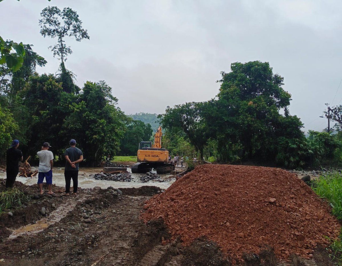 #URGENTE ¡APRENDA SEÑOR NOBOA, ASÍ SE TRABAJA POR EL PUEBLO! Debido a las fuertes lluvias se registra el desbordamiento del río Culebrita que ha afectado al recinto El Achiote, al noroccidente de Pichincha. Personal y maquinaria de @PichinchaGob trabaja en labores de limpieza