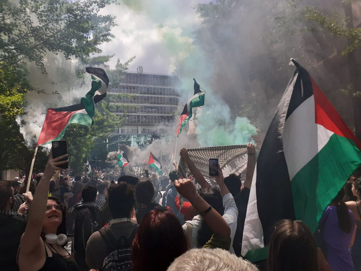 Hoy hemos estado en la manifestación convocada en #Granada de apoyo al pueblo Palestino, por el fin de comercio de armas con Israel y el fin del genocidio. Desde el río hasta el mar, Palestina vencerá 🇵🇸✊ #CNT