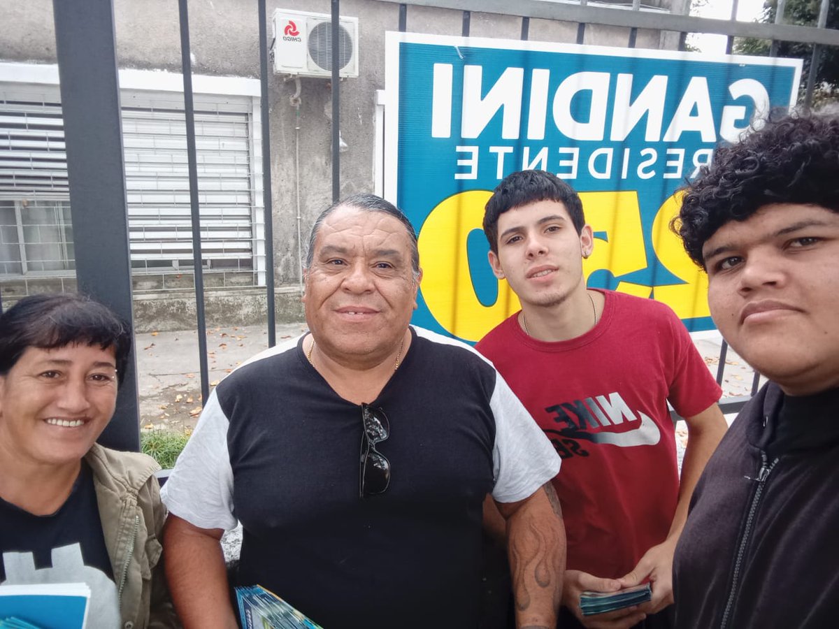 LozanoEdil's tweet photo. Hoy los queridos compañeros decorando el local en capitán tula y belloni donde con Vero, Rosa y Alex trabajaremos por la candidatura de @jorgegandini y por @movporlapatria para que el @PNACIONAL tenga el respaldo de cara a junio y octubre https://t.co/gp7woA8Dwa