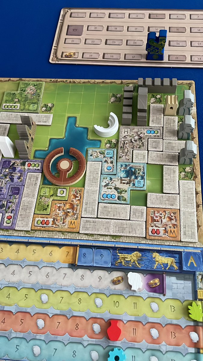 Ufff por 2 puntos he podido ganar al automa en este #Maravillasdelmundo de @MalditoGamesES 🛕🏛️ Juego sencillo y rápido, que me ha gustado en su primera partida ☺️ veremos qué tal encaja dentro del grupo