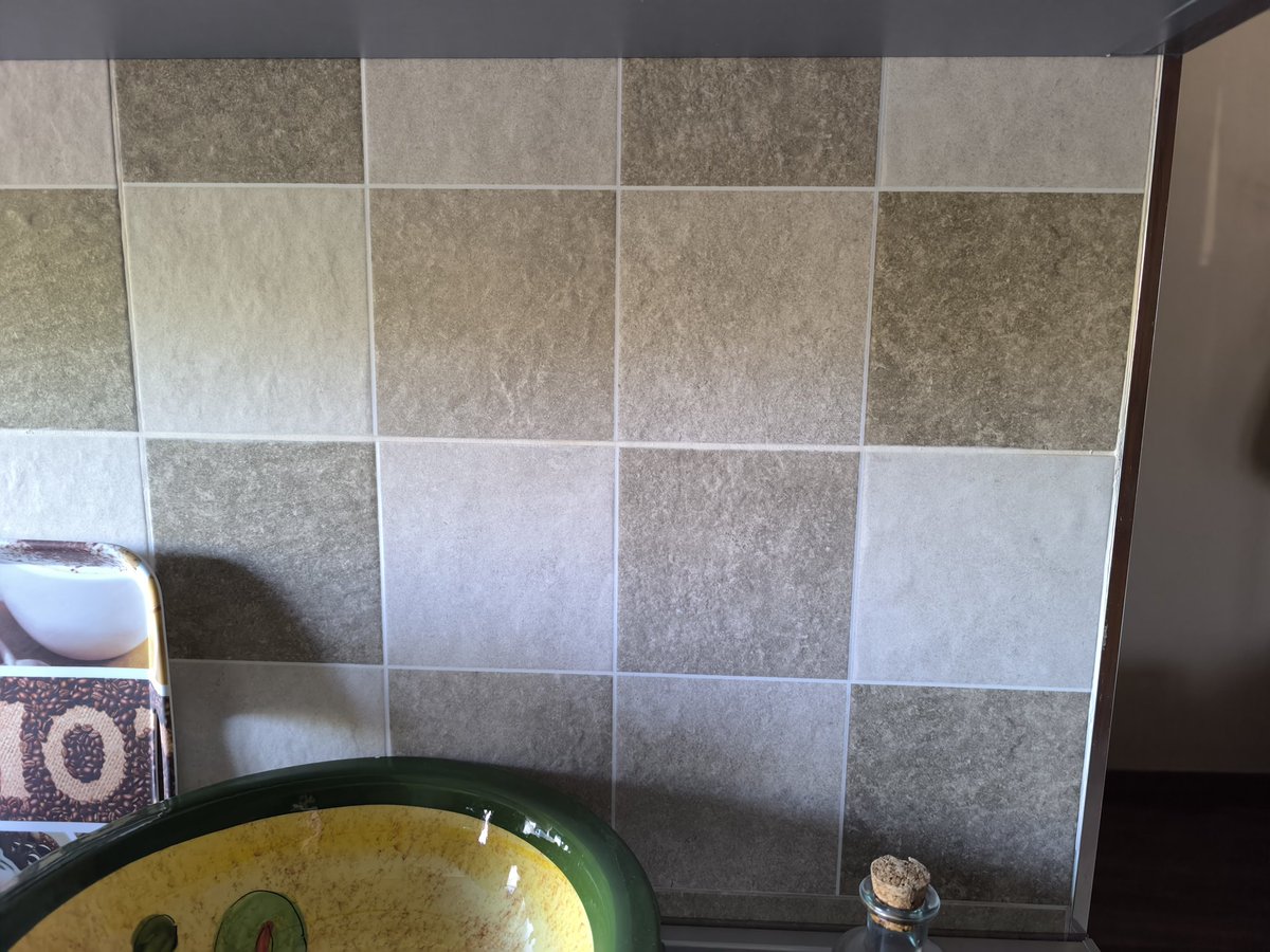 Josedidgeo's tweet photo. Los azulejos de esta cocina son cuadrados congruentes (k=1)😉😉
#didgeometria3E #geometriaplanauma https://t.co/rdSxUdpvTw