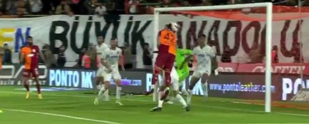 Abdulkerim’in geçen hafta attığı gol iptal edilmişti. Alpaslan’ın attığı gol onaylandı. ŞAKA GİBİ! HER HAFTA KURAL DEĞİŞİYOR! #GSvPS