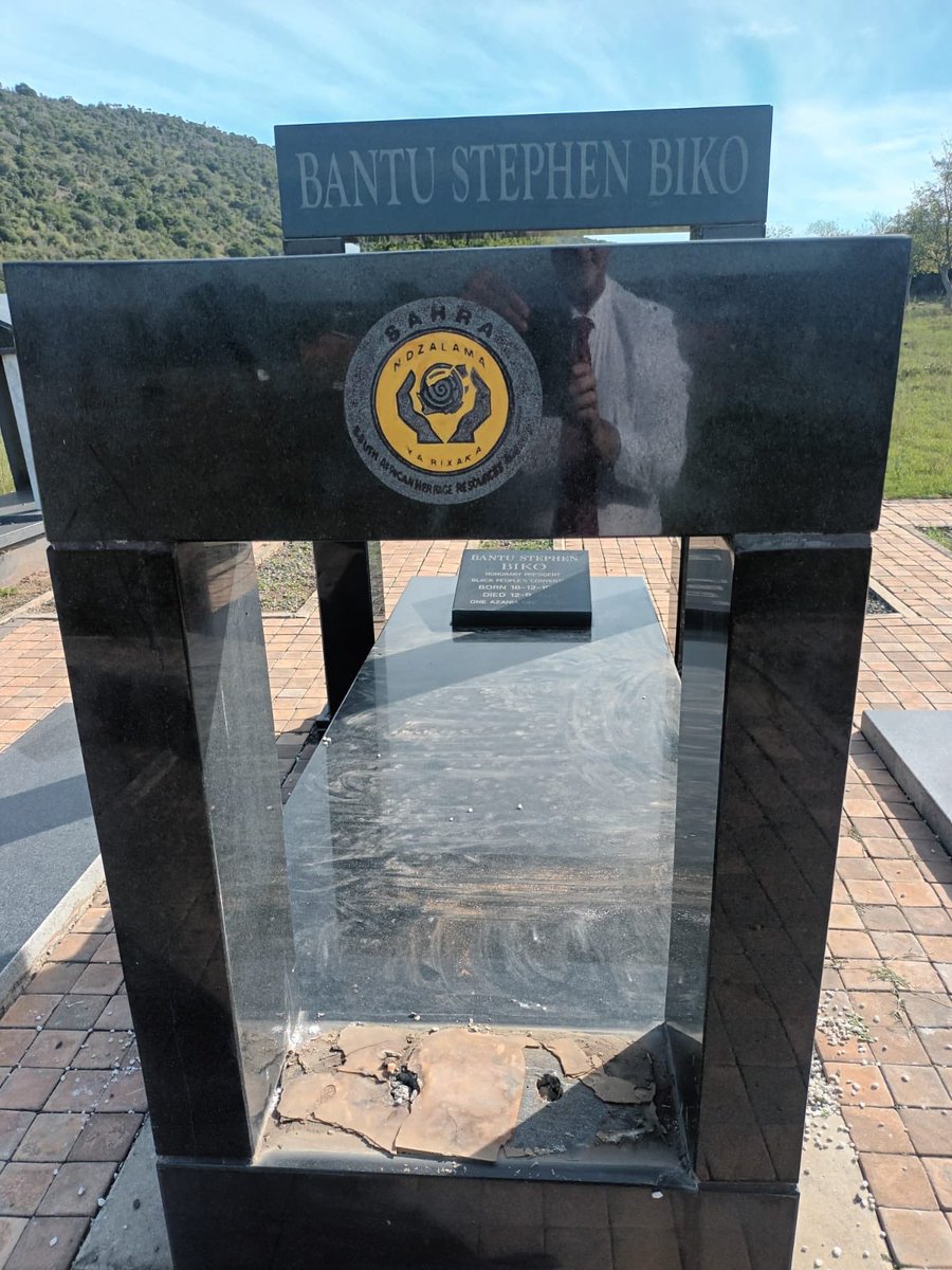 kpseabi's tweet photo. Vandalising the grave of a national martyr, Black Consciousness leader Steve Biko speaks to a nation that has lost all respect for itself #AZAPO #SteveBiko https://t.co/pw2L75qWNr