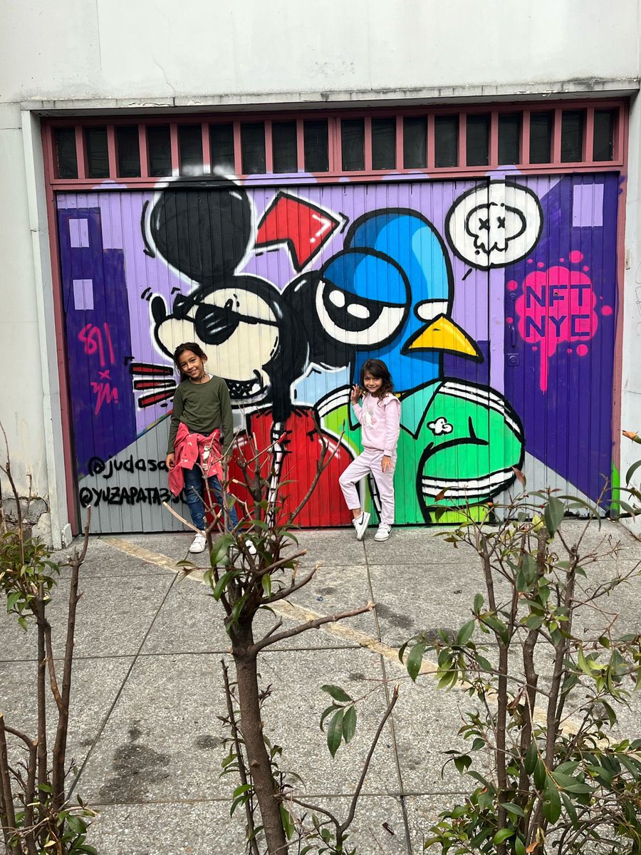 GM #HappySunday 
Little street art fans in Bogota, next to #NFTNYC2024 Gangsters by @judasaca_art and me.