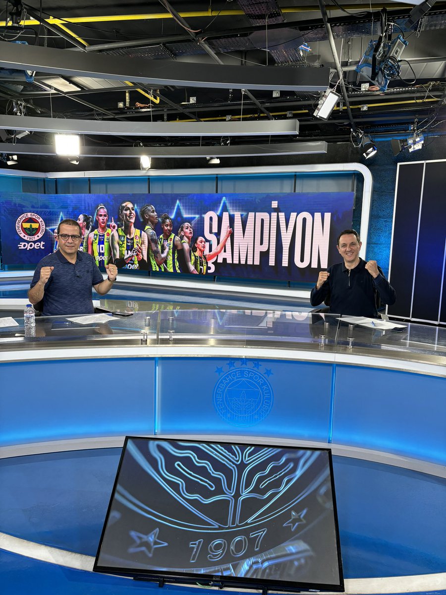 🏆Fenerbahçe Opet Kadın Voleybol Takımımız, Vodafone Sultanlar Ligi şampiyonu! 🎊Salondan canlı kupa töreni, şampiyonluk sevinci ve röportajlar, 👤Serhan Hayat & Barış Yalçınsoy ile Maçın Ardından'da. 📺Şimdi FBTV, @Fenerbahce YouTube & @RadyoFenerbahce'de!