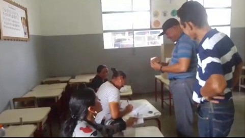 Con manifestación de alegría, desde el Centro Electoral Escuela Básica Luis Ugueto, ejercen su derecho al voto habitantes de la parroquia Libertad, #Barinas #PoderPopularEnVanguardia 
#ConsultaPopular 
#ComunaONada

<a href="/NicolasMaduro/">Nicolás Maduro</a>
<a href="/GuyVernaez/">Guy Vernáez Hernández</a>
<a href="/EulaliaTabares/">Eulalia Tabares</a>
@ComunasVE_
