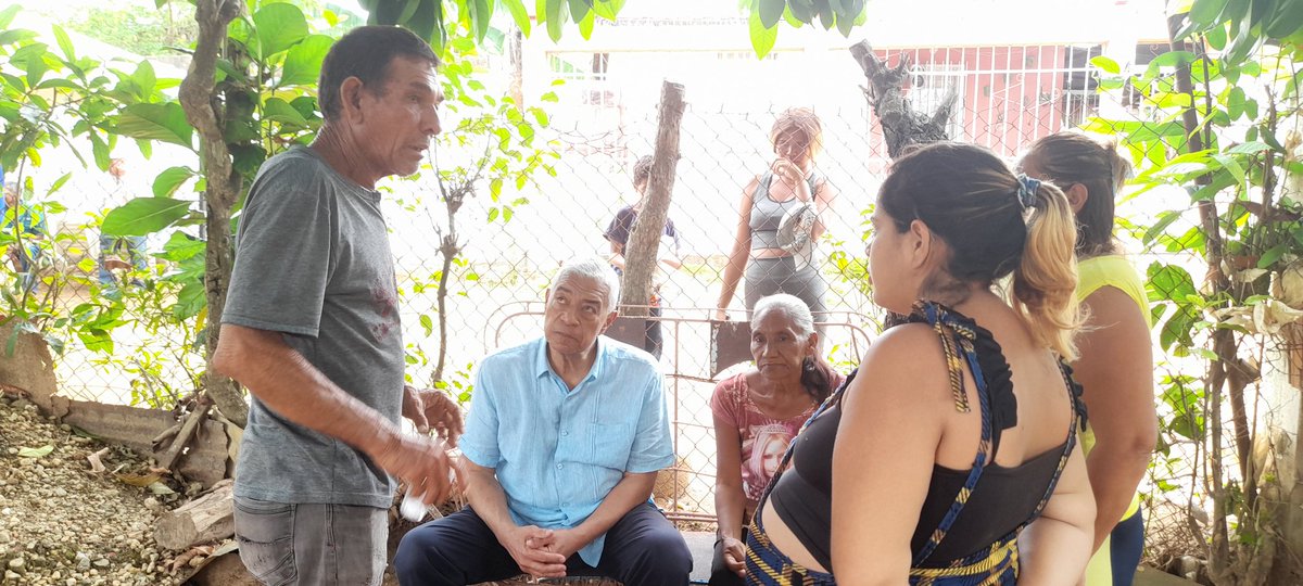 marcvilla's tweet photo. Ni candidatura impuesta,ni candidatura designada desde el exterior. Una candidatura de pueblo,de calle,de campesinos, de los más desposeídos. No se donde están los demás, pero @claudioefermin esta escuchando los problemas de la gente del barrio Altos de Caño Claro en Tinaquillo https://t.co/oOqLdOSM2i