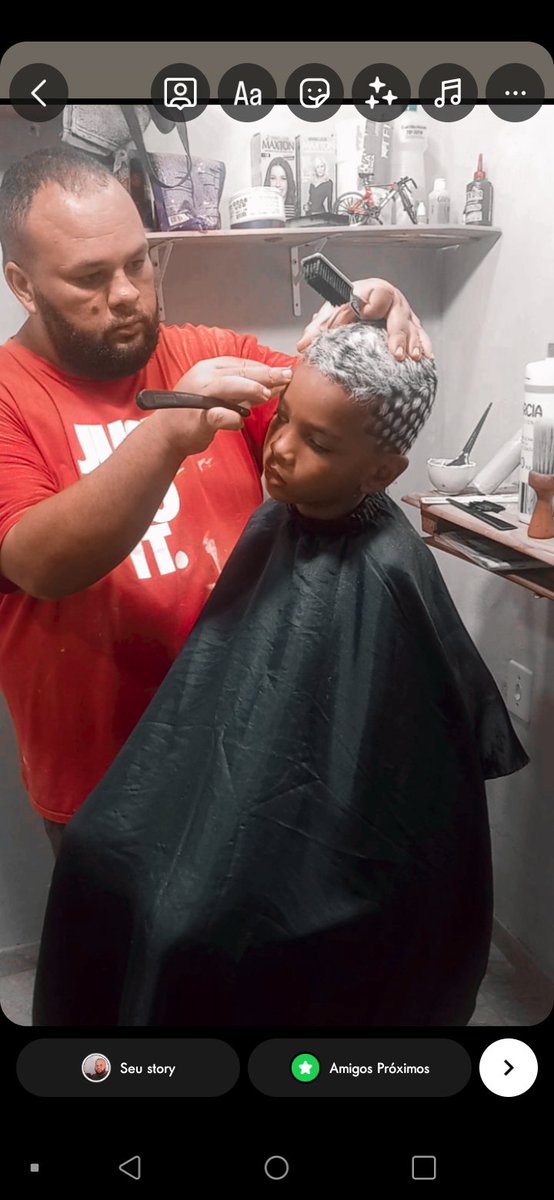 RuanDoCorteOfc's tweet photo. Amo o meu trabalho muito obrigado meu Deus por está iluminando o meu caminho 🙏💈✂️📏 https://t.co/0QdYQ6IOie